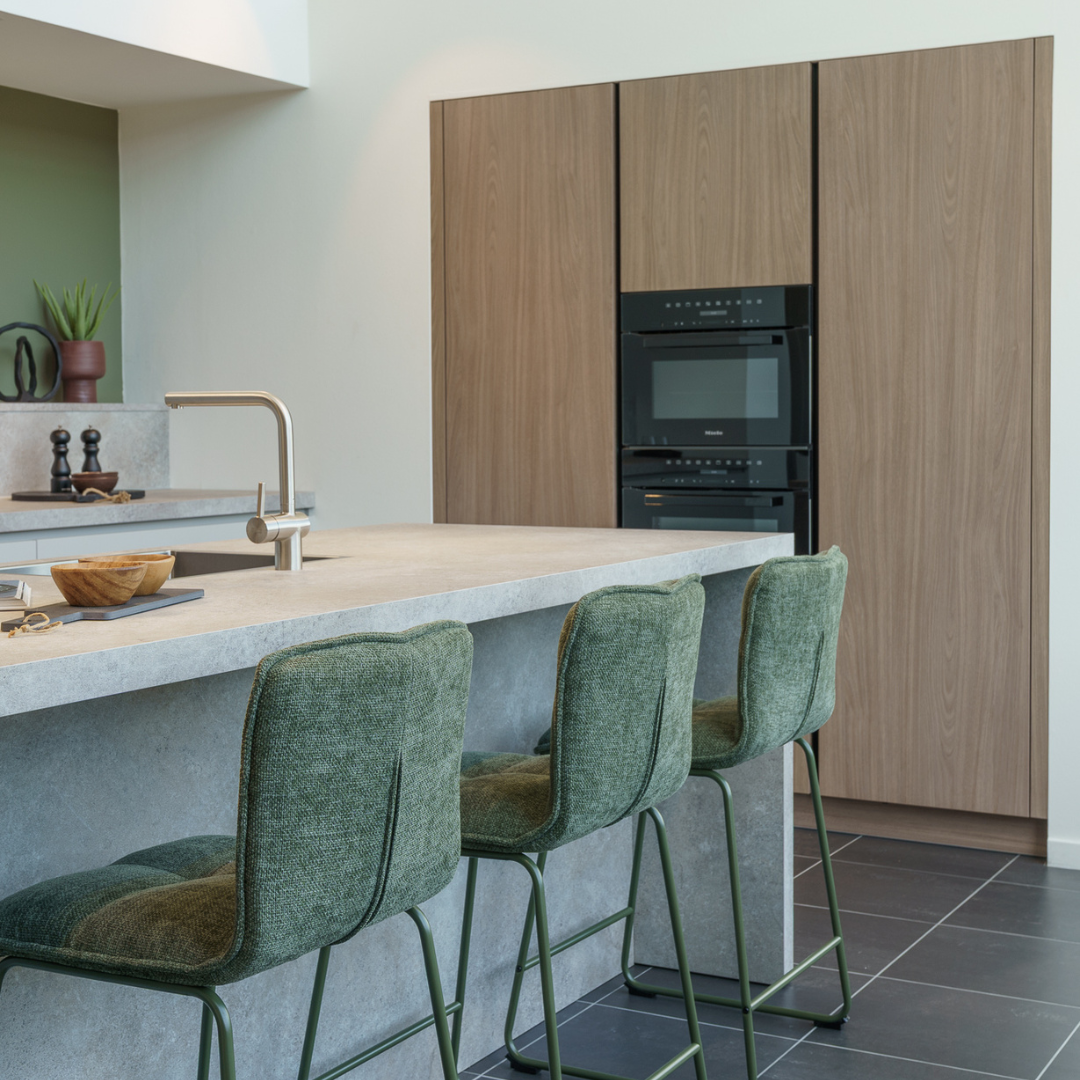 Moderne leefkeuken met hout