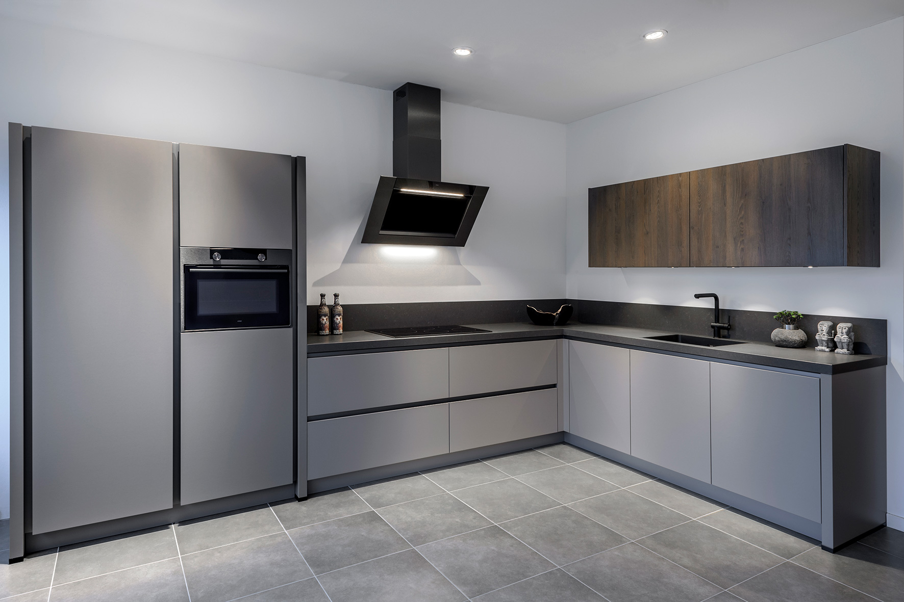 Greeploze hoekkeuken met houtlook bovenkasten