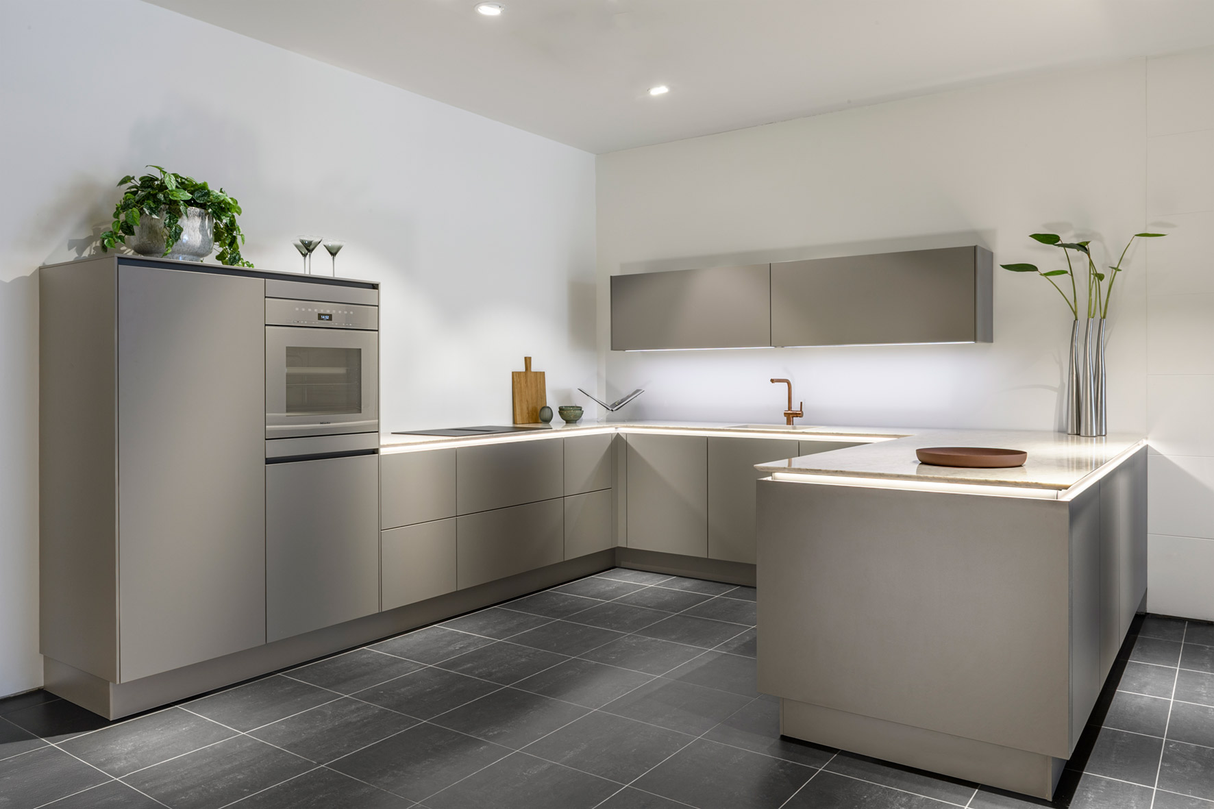 Beige keuken in u-opstelling