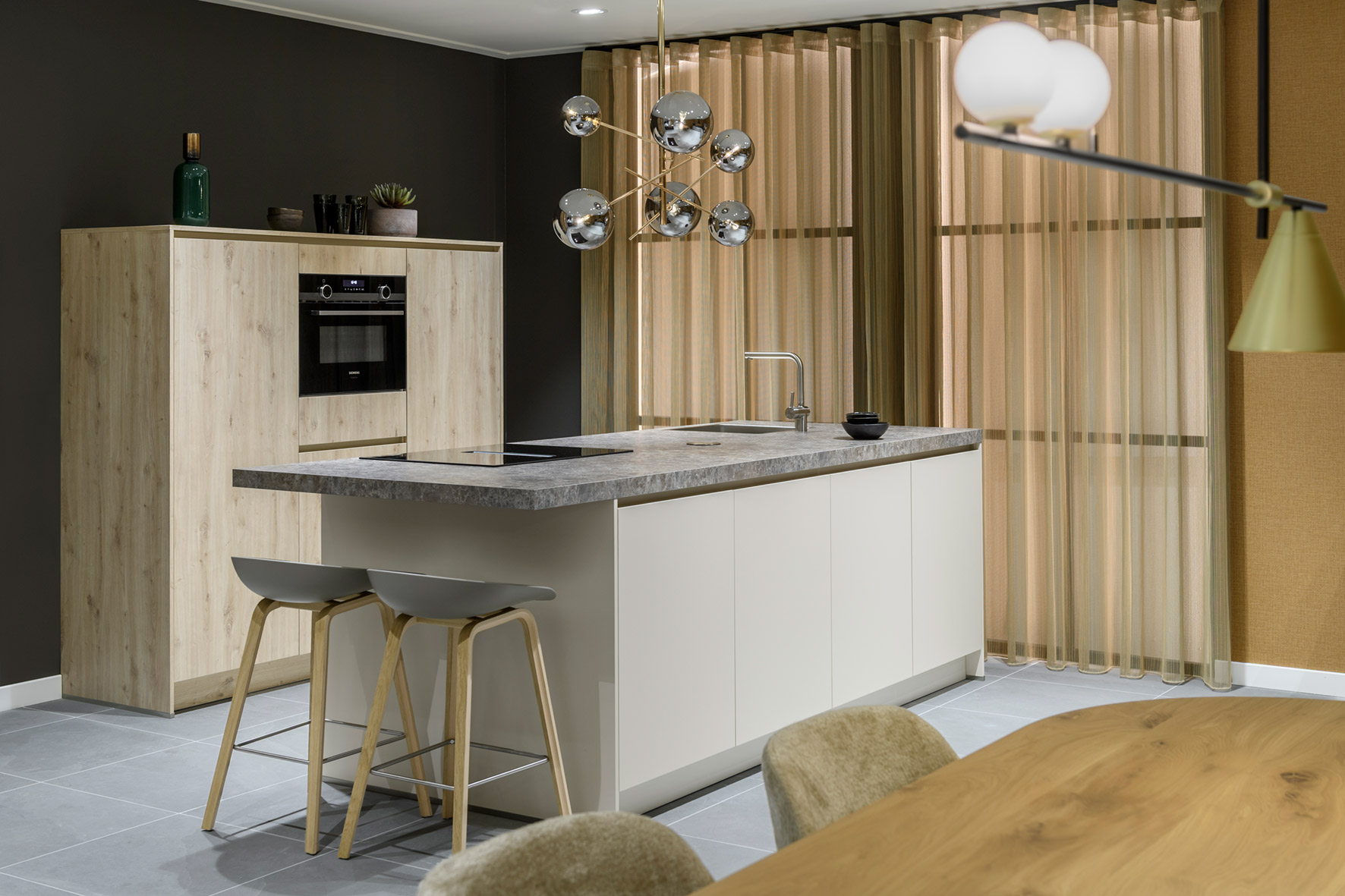 Keuken met kookeiland en bargedeelte