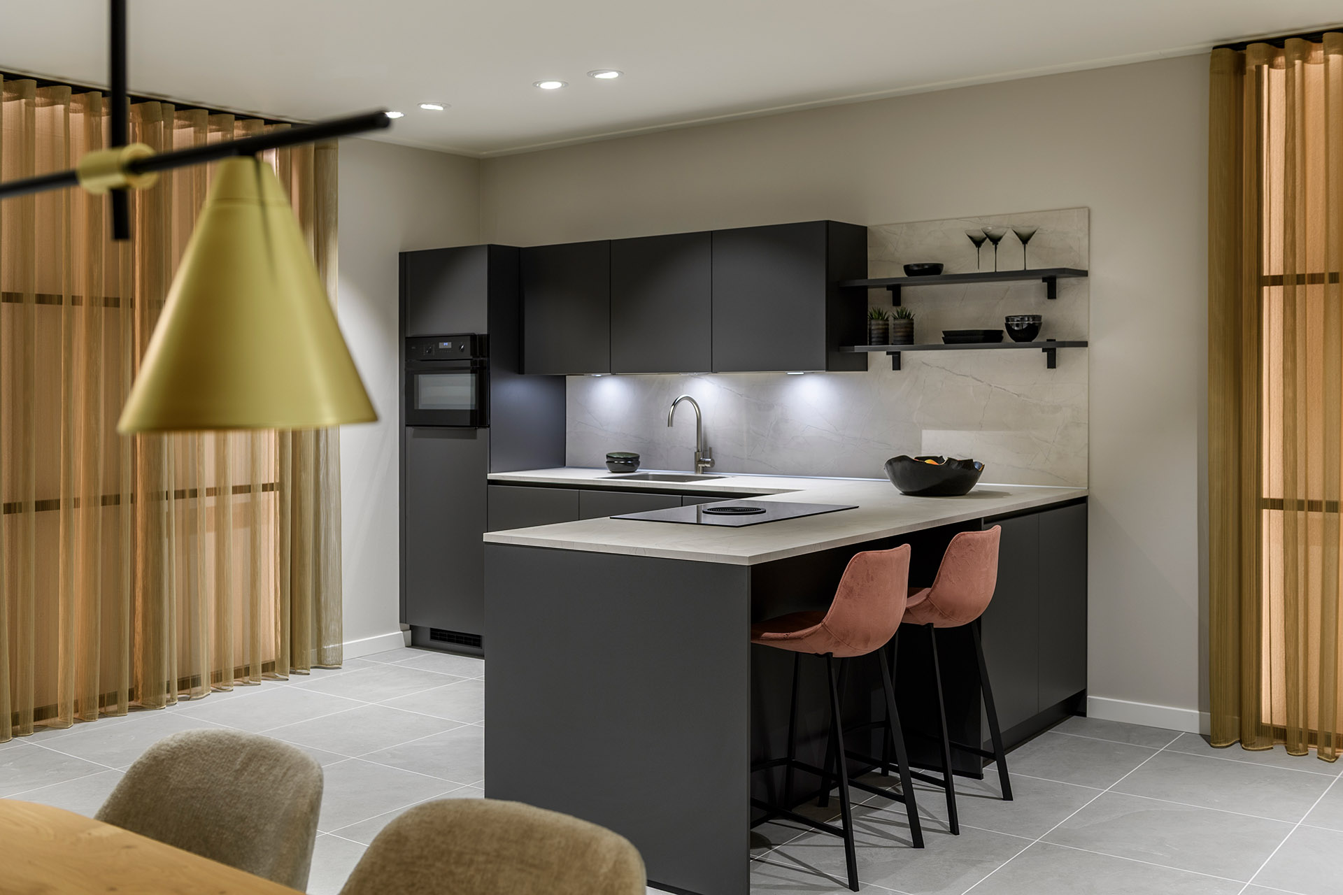 Donkere greeploze hoekkeuken met bargedeelte