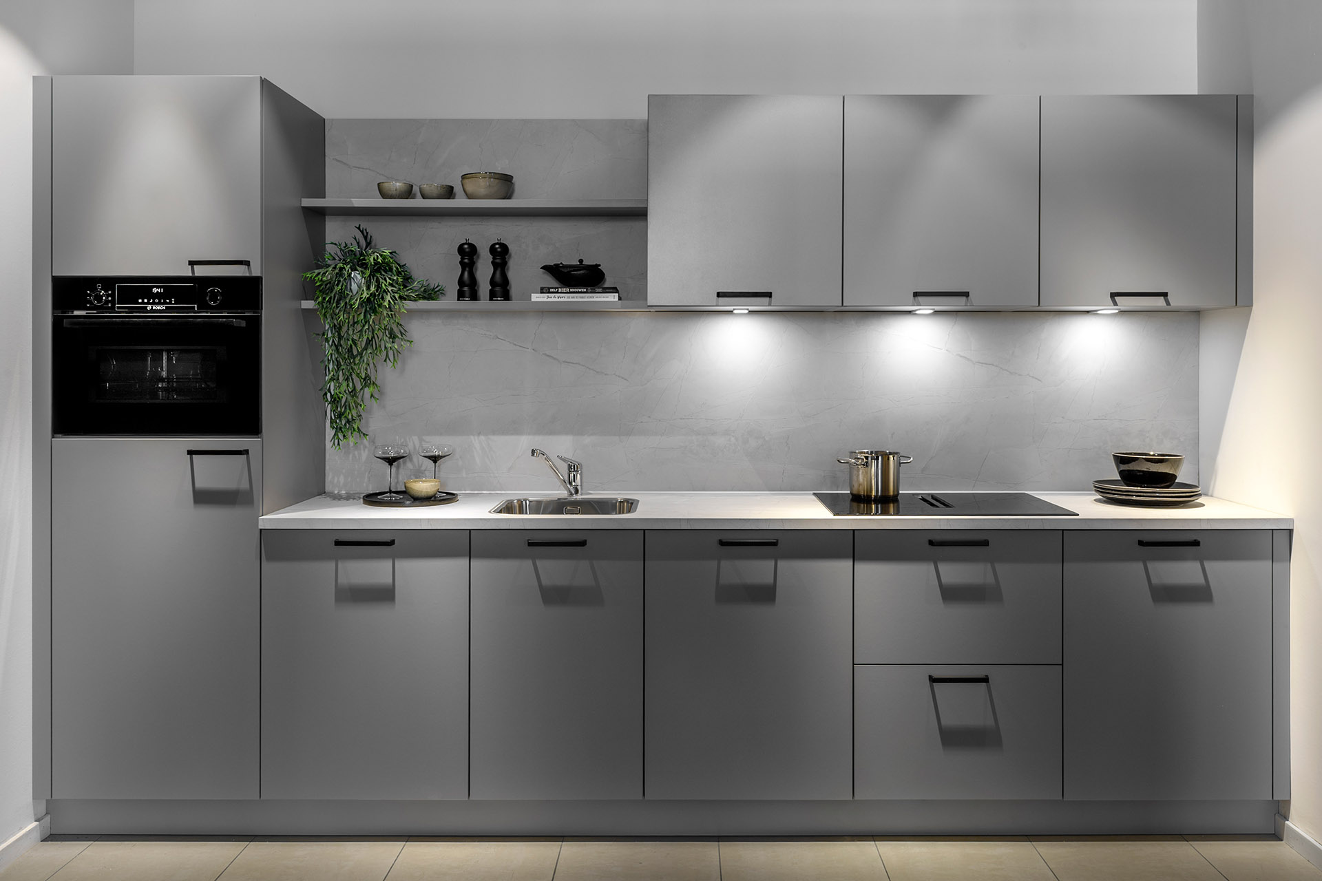 Grijze rechte keuken met grepen