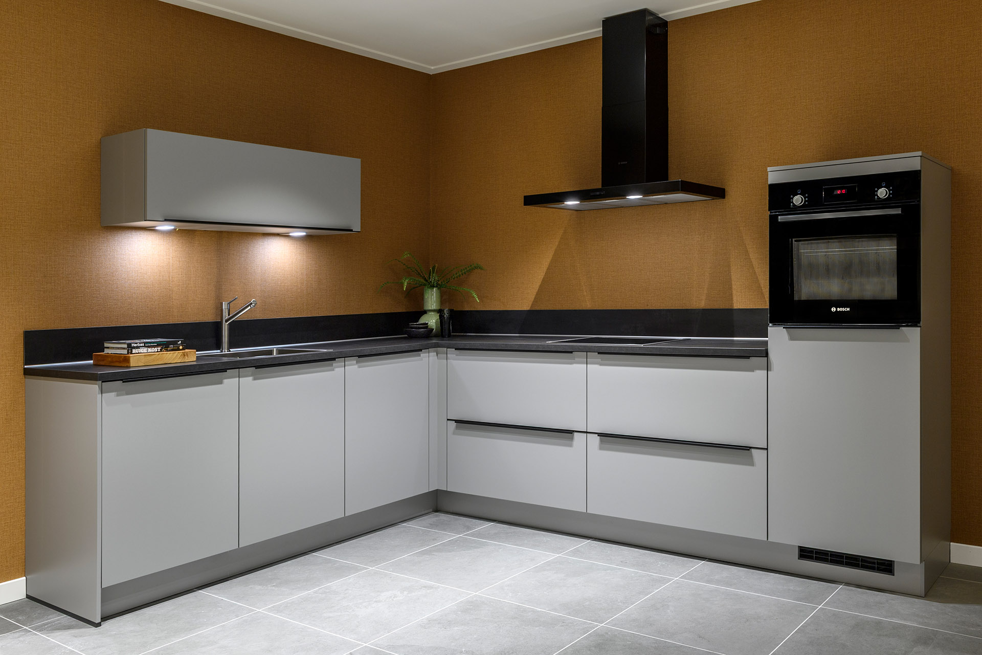 Grijze hoekkeuken met zwarte elementen