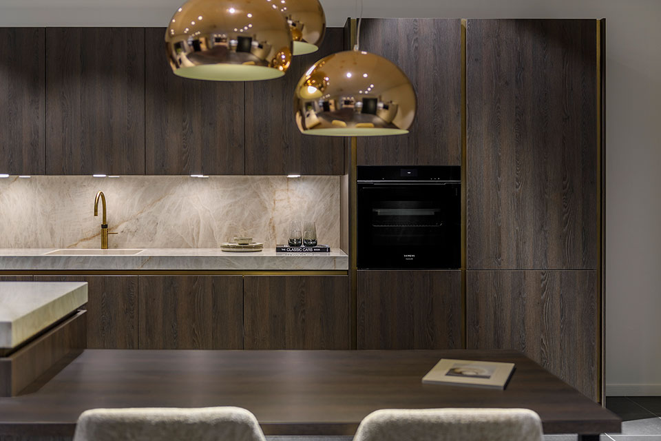 Donkere houtlook keuken Pronorm