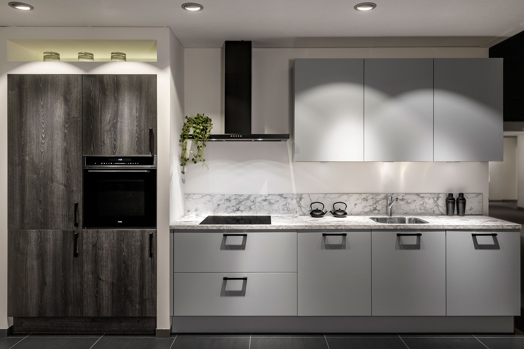 Moderne rechte keuken met marmerlook blad