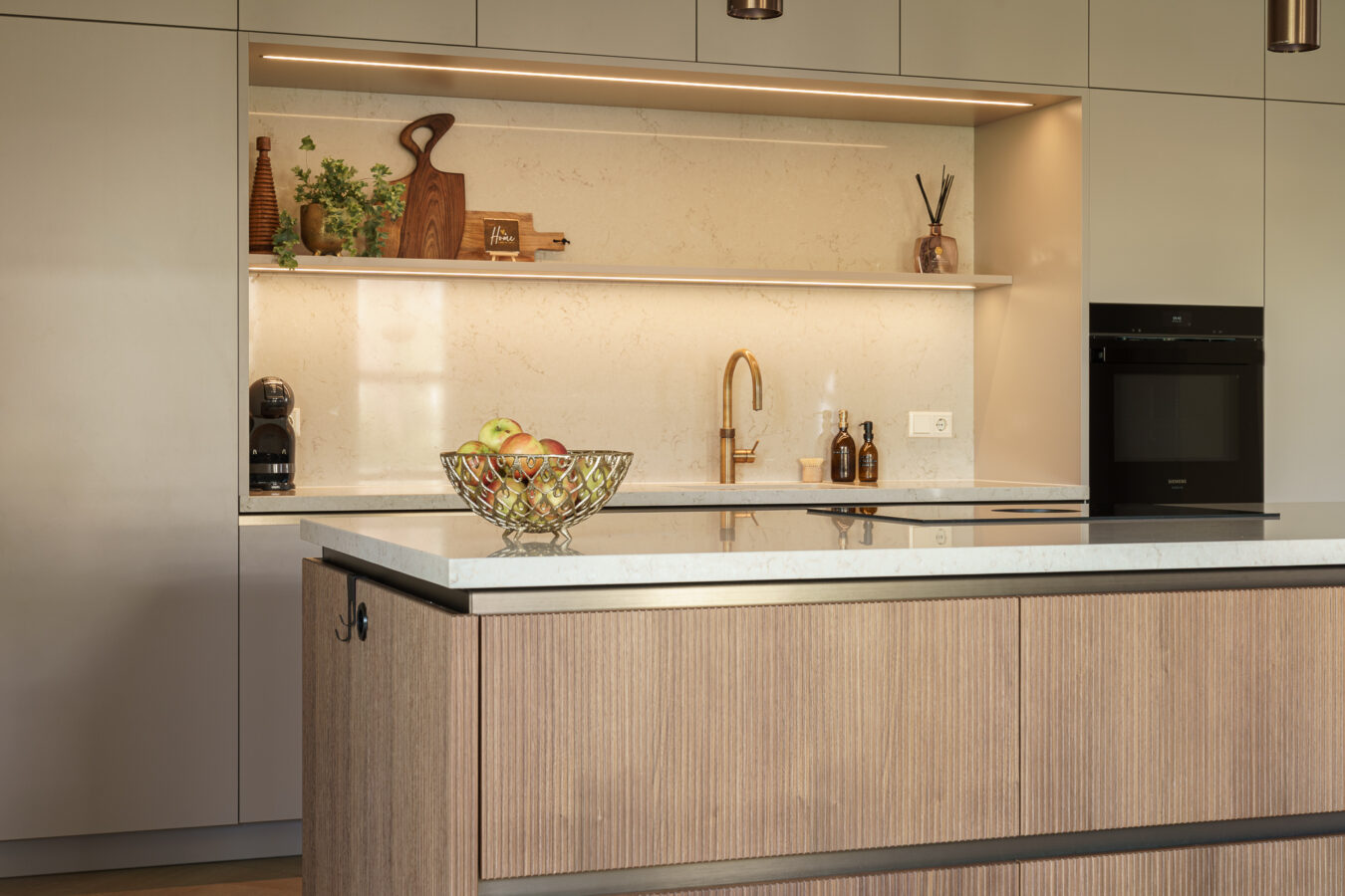 Wame leefkeuken met ruim kookeiland met ribbelstructuur