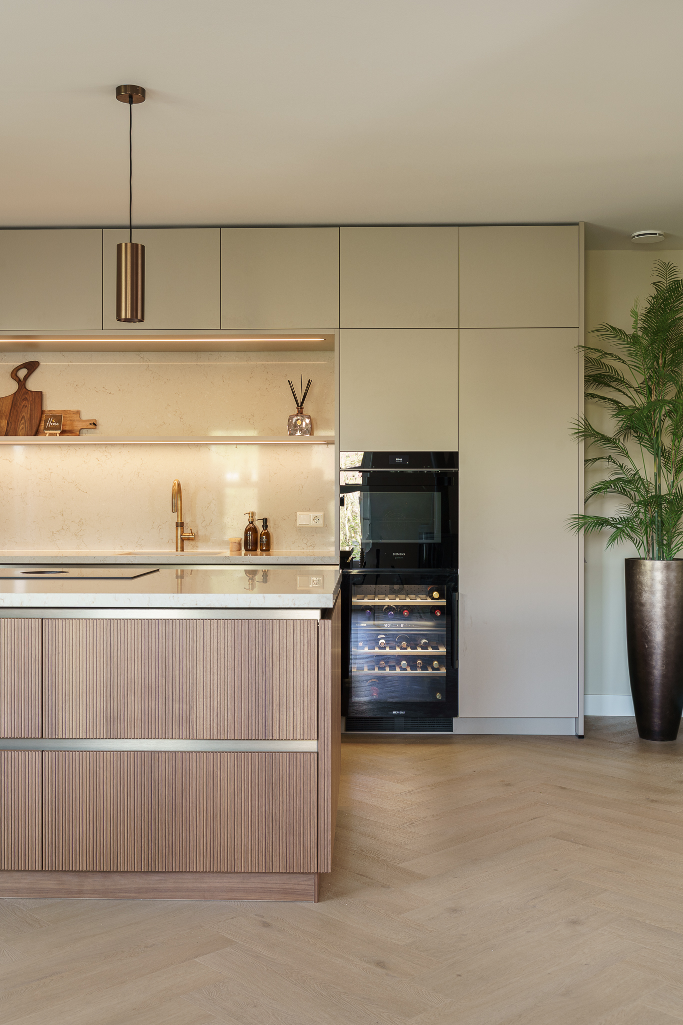 Wame leefkeuken met ruim kookeiland met topapparatuur