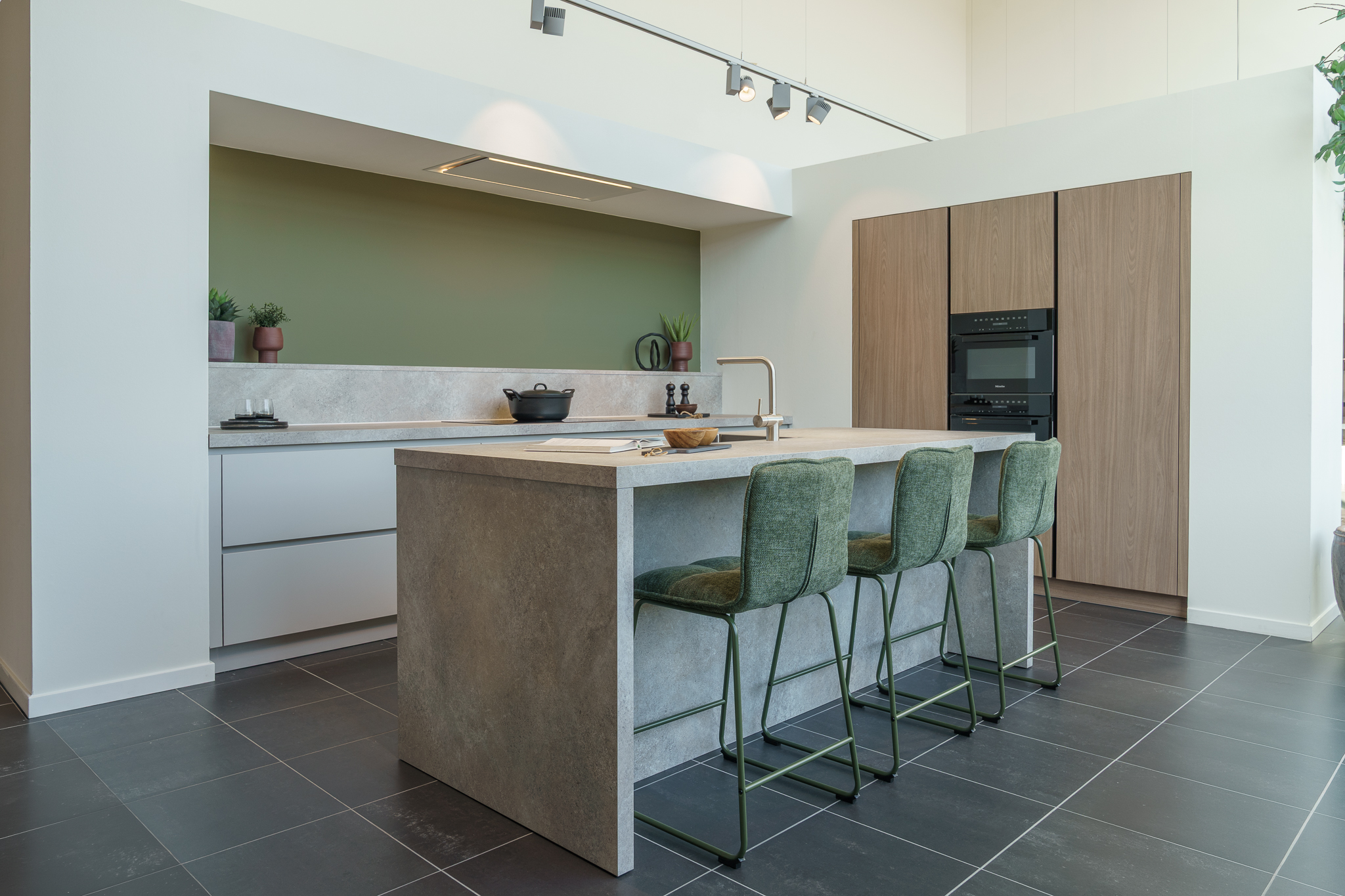 Luxe keuken met kookeiland en bargedeelte