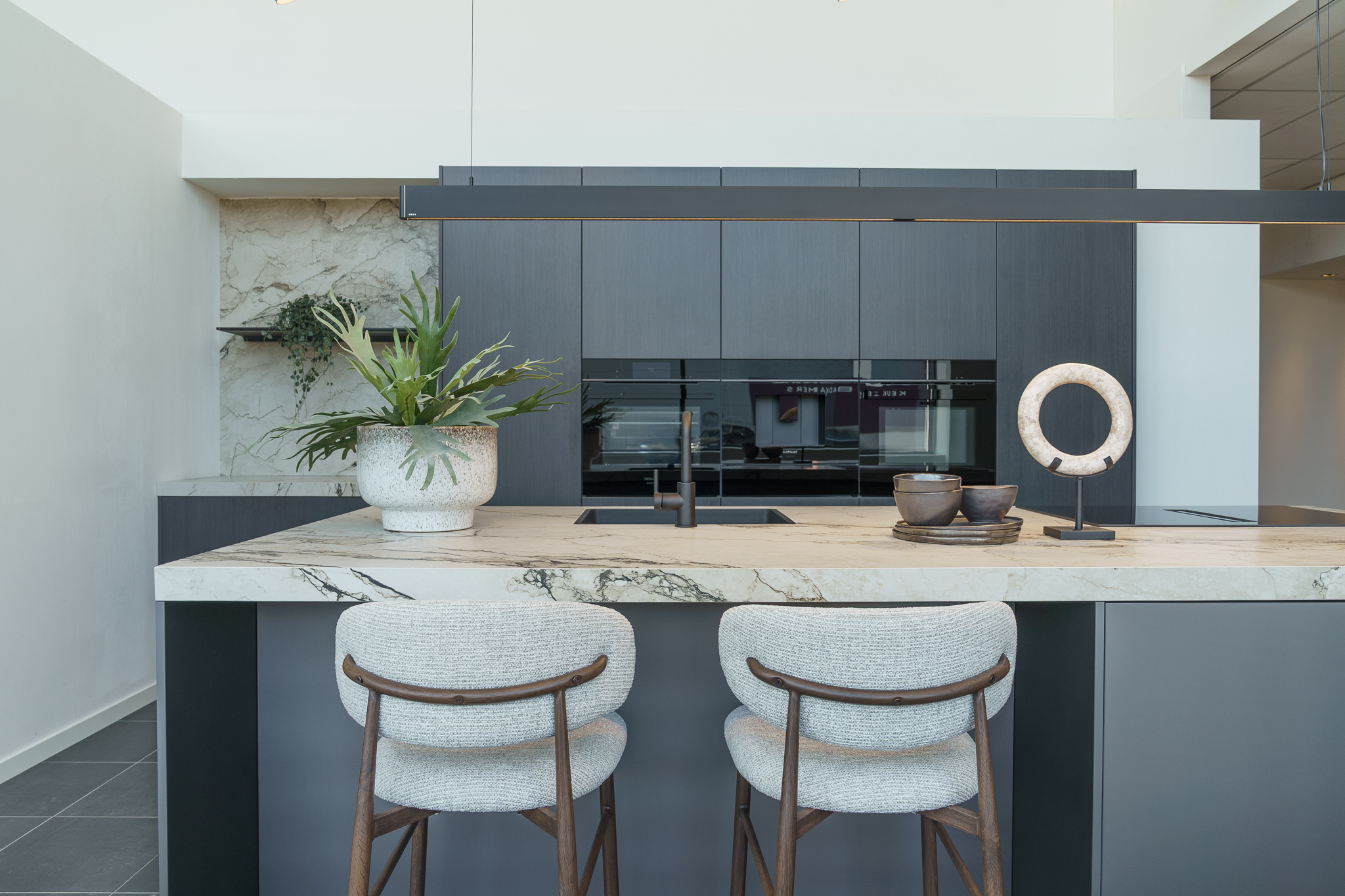 Donkere keuken met kookeiland