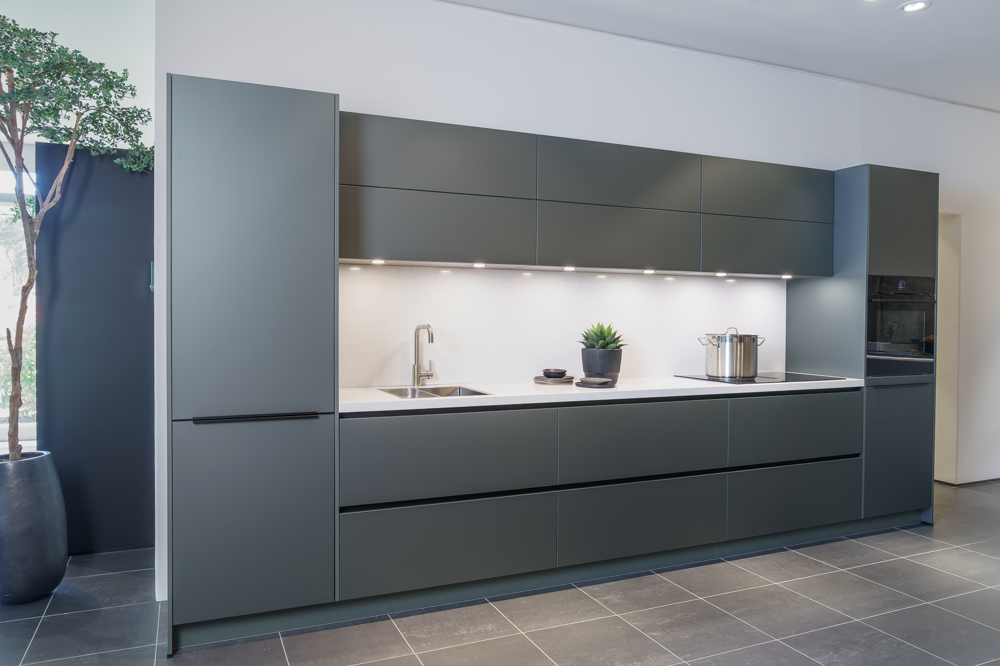 Metallic groene keuken in rechte opstelling