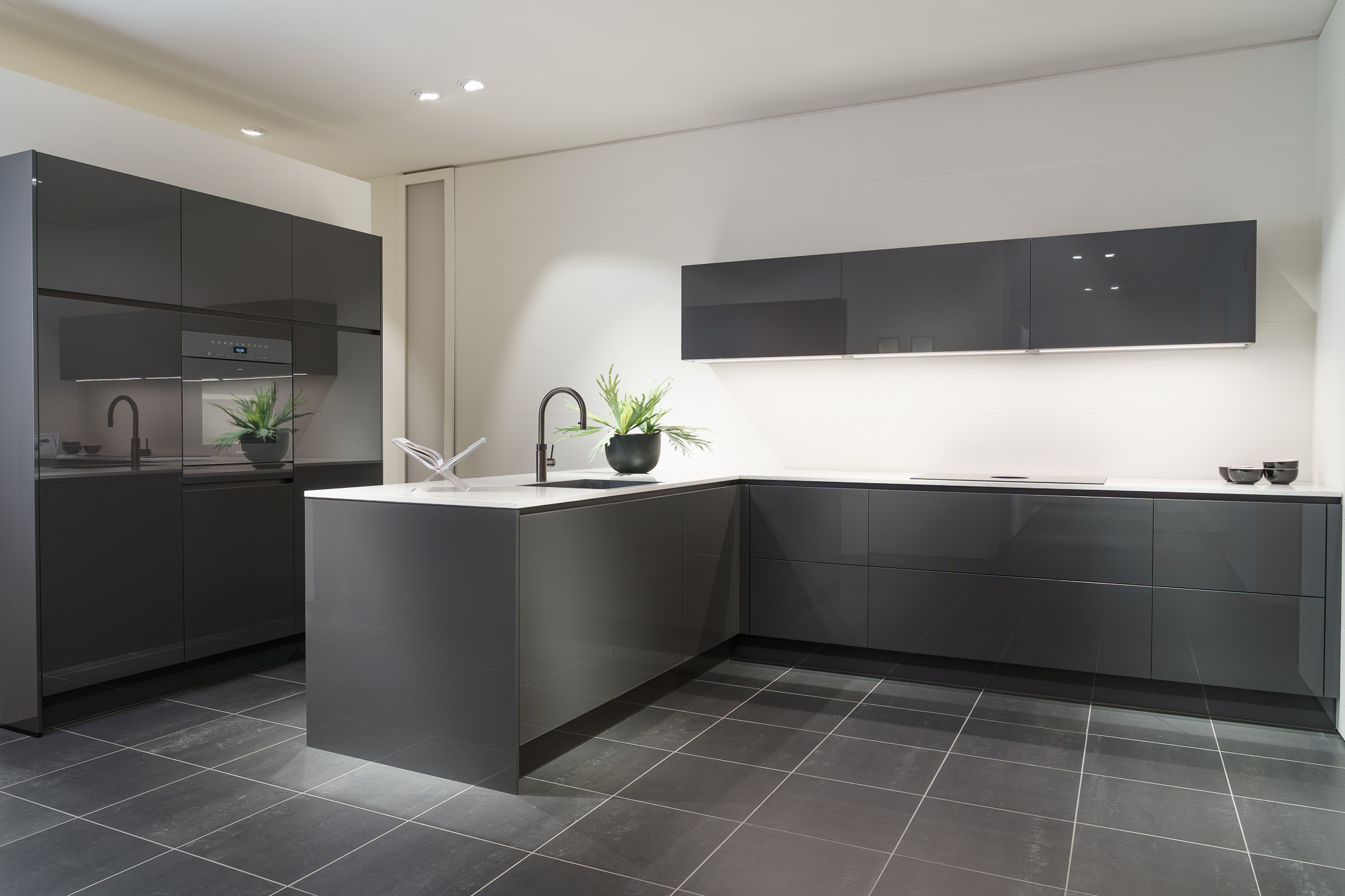 Donkere hoogglans keuken