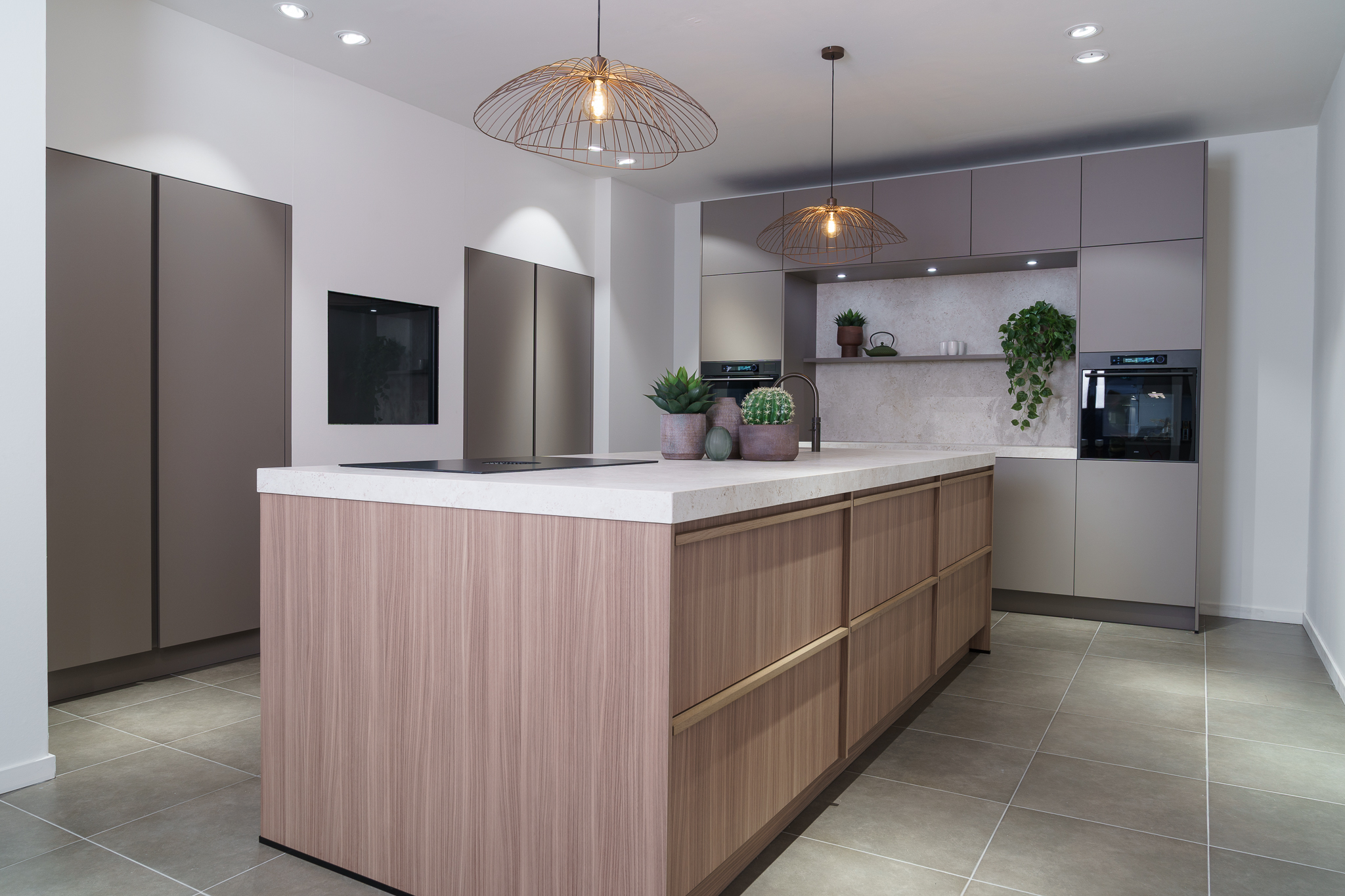 Japandi keuken met kookeiland en kasten