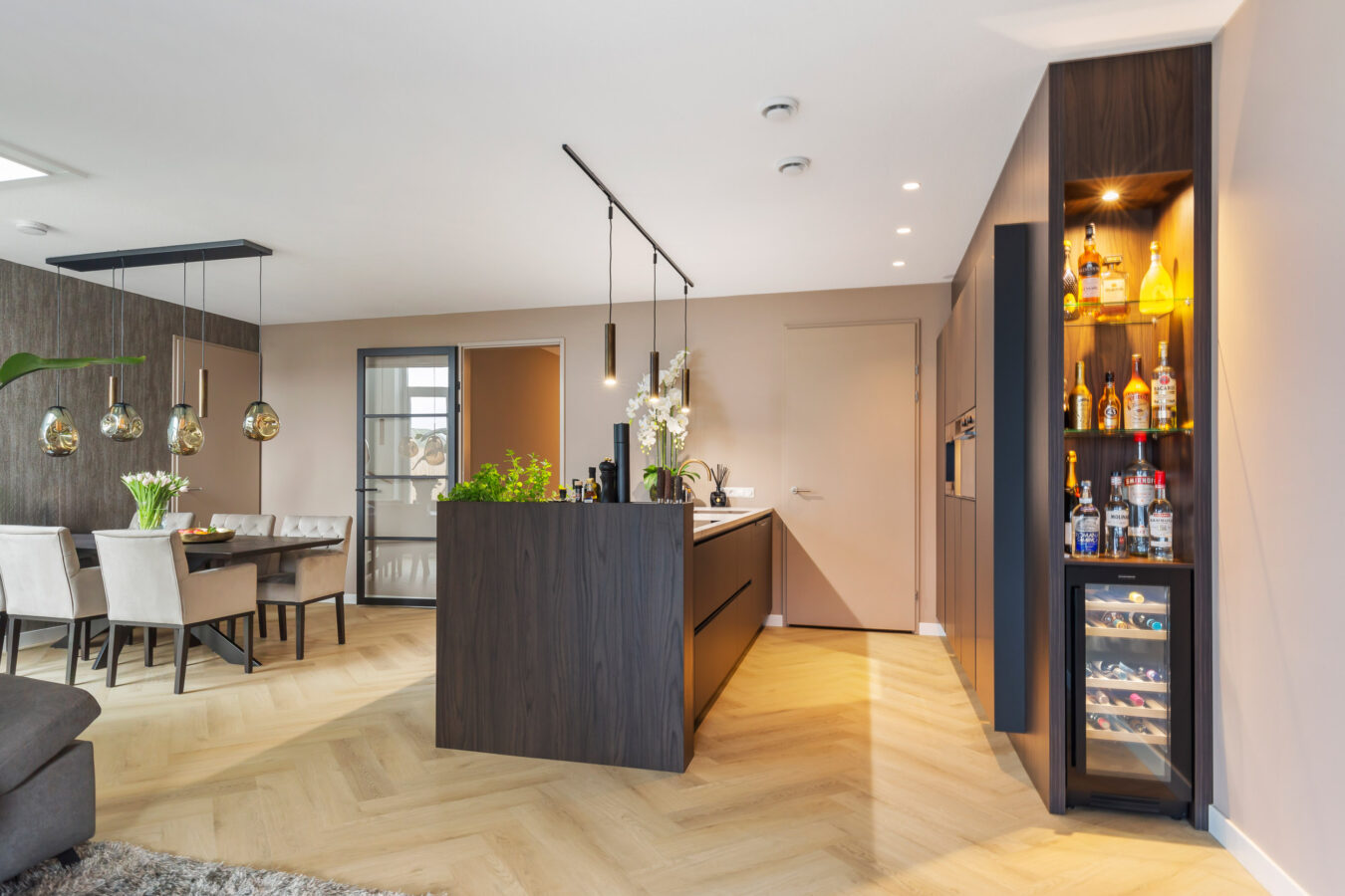 Familie Humureanu donkere keuken