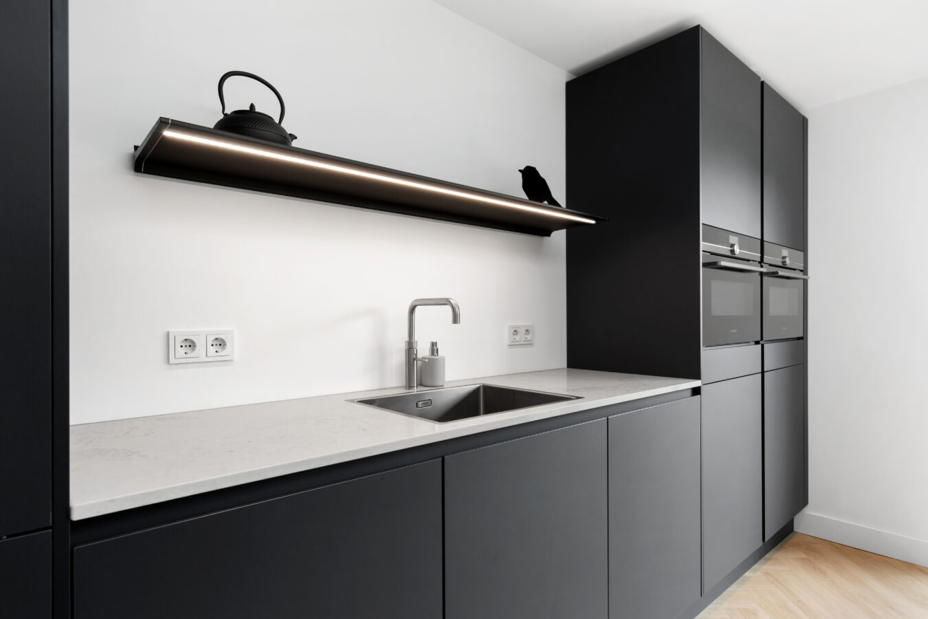 Familie van Strien donkere greeploze keuken