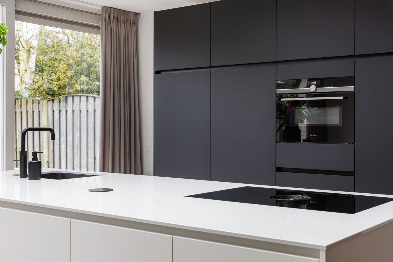 Familie van den Bosch donkere en lichte keuken