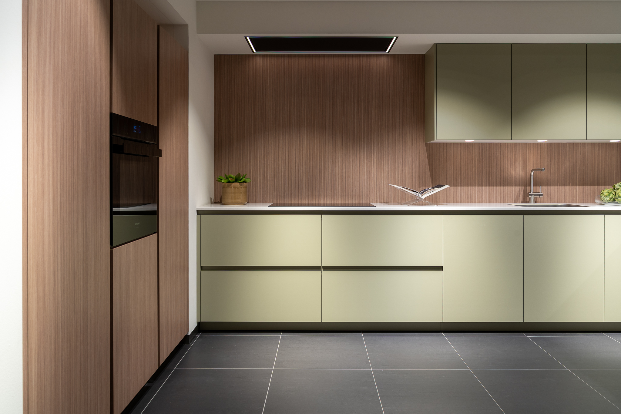 Hoekkeuken met combinatie van groen en houtlook