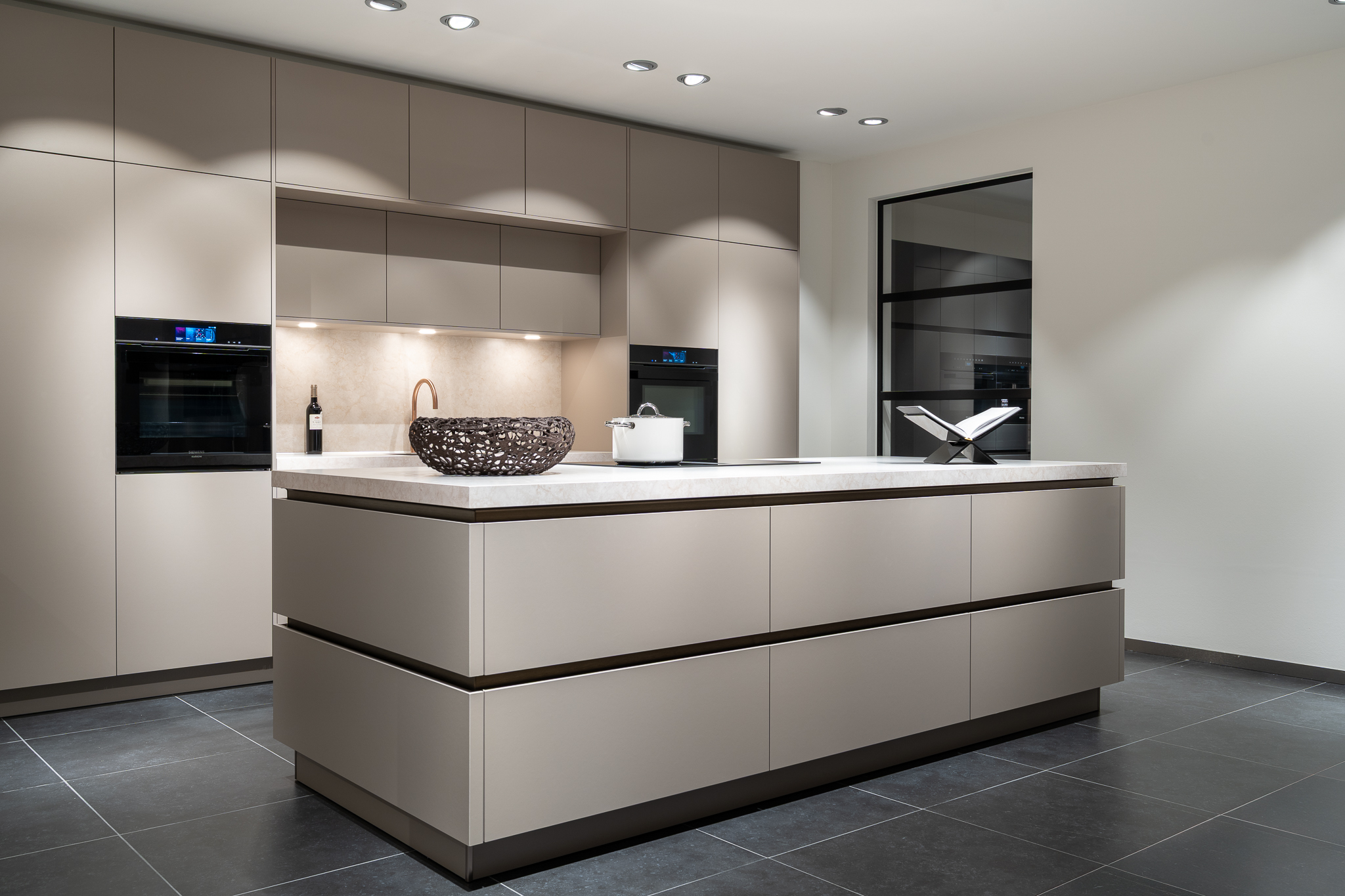 Beige keuken met kookeiland